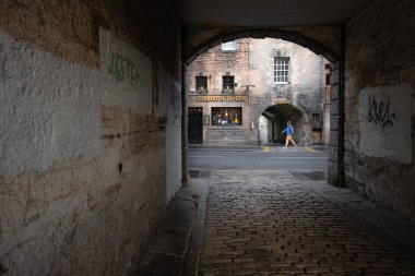 Edinburgh 'un eski kentinde, Canongate' deki ortaçağ Kraliyet Mil 'i boyunca uzanan tarihi Tolbooth Tavernası' nın Sugarhouse 'dan görüntüsü.