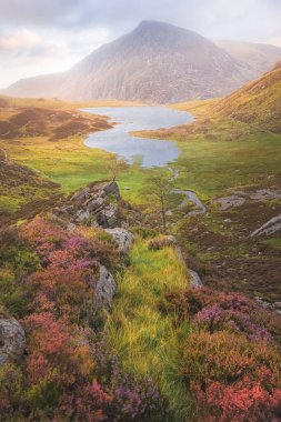 Kuzey Galler 'deki Snowdonia Ulusal Parkı' nın Gyderau dağlarındaki Cwm Idwal 'ın dramatik ve renkli manzarası gün batımında veya gün doğumunda.