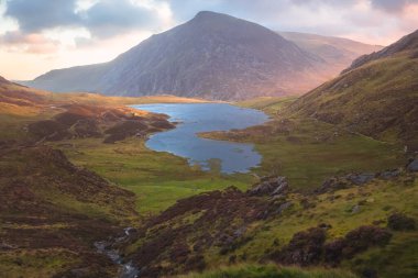 Kuzey Galler 'deki Snowdonia Ulusal Parkı' nın Gyderau dağlarındaki Cwm Idwal 'ın dramatik manzarası gün batımında ya da gün doğumunda.