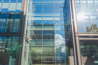 Edinburgh, İskoçya 'daki üç katlı camlı, modern, gösterişli mimari tasarım..