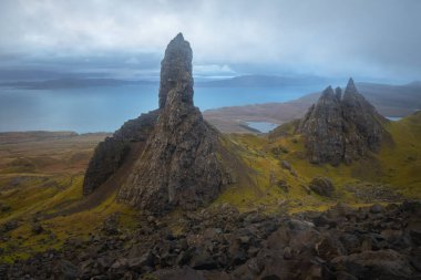 İskoçya 'nın Skye Adası' ndaki dramatik ve ikonik Storr 'un İhtiyar Adamı' nın karanlık, karamsar ve uğursuz manzarası..