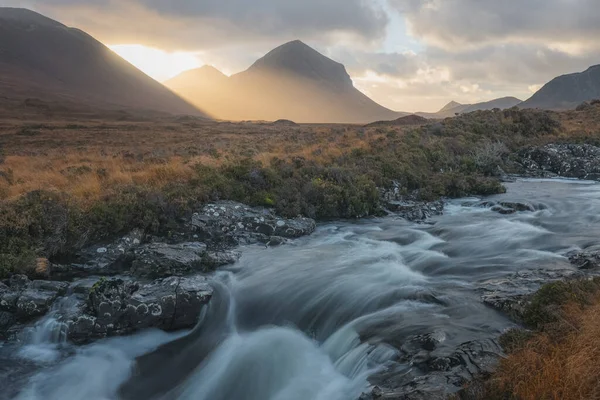 Dramatische Atmosferische Landschap Van Gouden Zonsondergang Zonsopgang Licht Sligachan River — Stockfoto