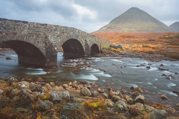 Dramatický Pohled Krajinu Starého Římského Kamenného Mostu Řece Sligachan Glamaig — Stock fotografie