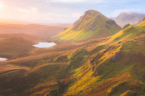 険しい 汚染された地形の壮大な山の風景の上に鮮やかな黄金の光スコットランド スカイ島のクレアット — ストック写真