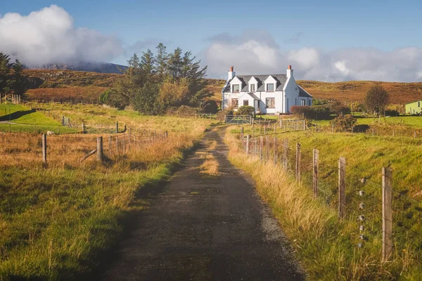 전통적 스코틀랜드의 스카이 풍경에 크로프트 하우스 — 스톡 사진