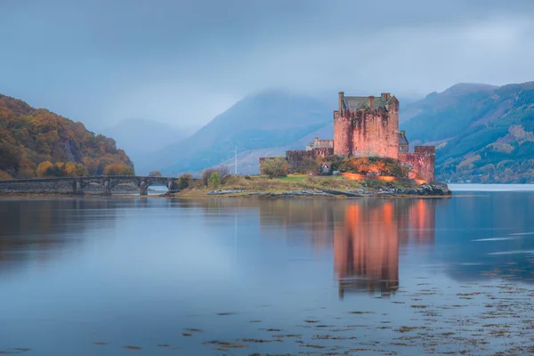 Spokojna Idylliczna Noc Zabytkowym Średniowiecznym Zamku Eilean Donan Oświetlona Refleksją — Zdjęcie stockowe