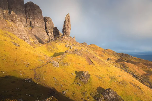 Dramatiskt Gyllene Ljus Och Skugga Det Ikoniska Bergstoppslandskapet Old Man — Stockfoto