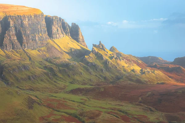 夕暮れ時や日の出時には鮮やかな金色の光が スコットランド スカイ島のキリアンの険しい異世界の地形のカラフルな風景の景色に現れます — ストック写真