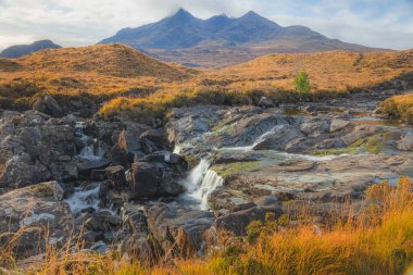 İskoçya 'daki Skye Adası' ndaki Black Cuillin dağlarının ve Sligachan şelalesinin manzarası..
