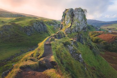 Altın gün batımında Fairy Glen 'deki Ewan Şatosu ya da İskoçya' nın Skye Adası 'ndaki gün doğumu.