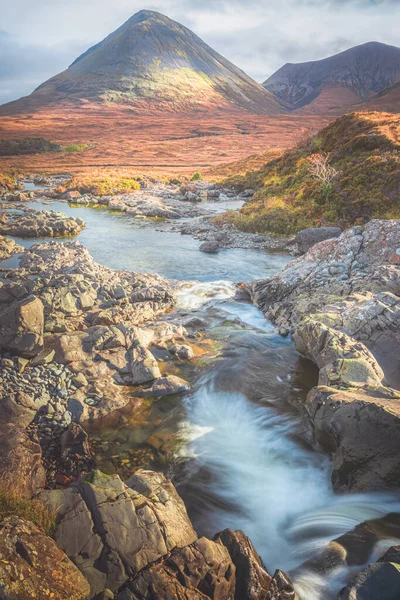 Scénický Pohled Krajinu Vrchu Glamaig Horách Red Cuillin Vodopádu Sligachan — Stock fotografie