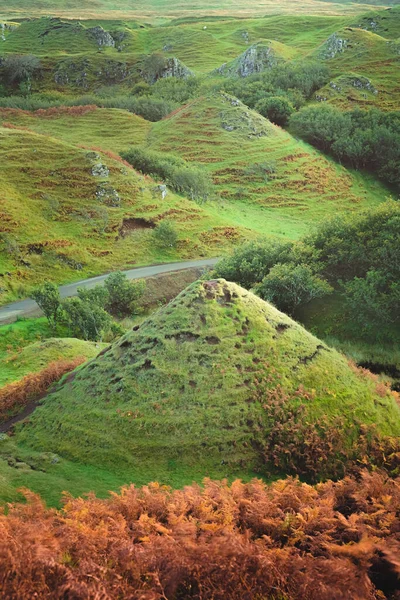 Antichi Tumuli Conici Verdi Presso Attrazione Turistica Fairy Glen Sull — Foto Stock