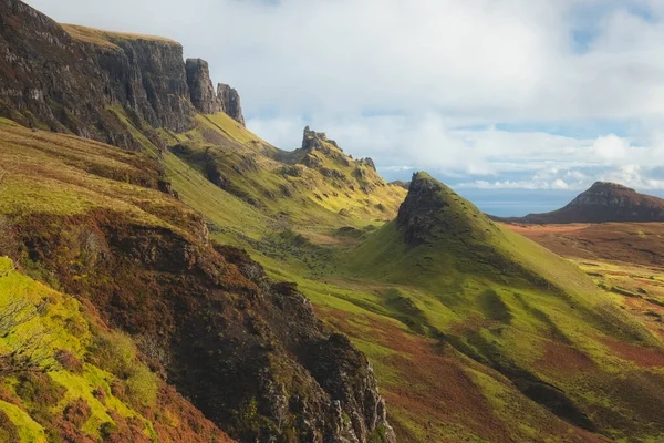 Яскравий Барвистий Краєвид Нерівної Потойбічної Місцевості Квірингу Острові Скай Шотландія — стокове фото