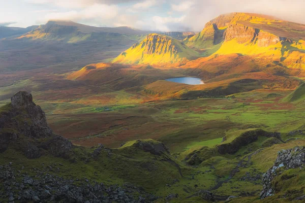 Livfullt Gyllene Ljus Över Episka Bergslandskap Den Karga Terrängen Cleat — Stockfoto