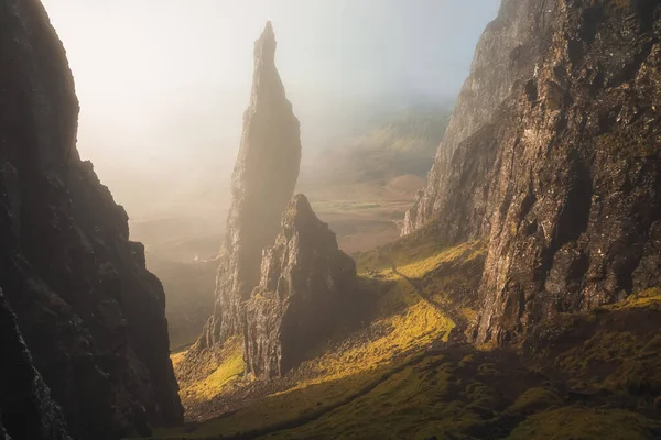 Moody Nevoeiro Atmosférico Névoa Com Nascer Sol Dourado Luz Sol — Fotografia de Stock