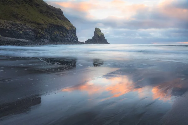 Idyllic Seascape Sea Stack Wet Sand Reflection Sunrise Sunset Talisker — Fotografia de Stock