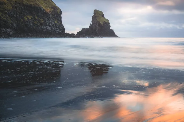 Idyllic Seascape Sea Stack Wet Sand Reflection Sunrise Sunset Talisker — Fotografia de Stock