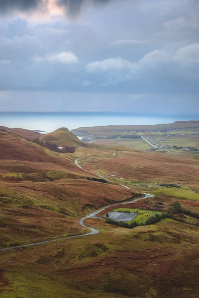 Moody Spettacolare Vista Sul Paesaggio Dal Quiraing Del Villaggio Balneare — Foto Stock