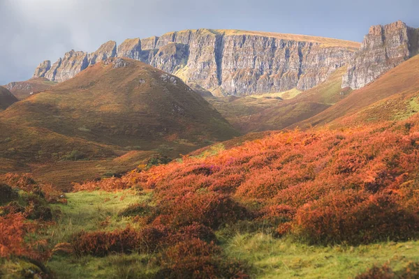 Colourful Landscape View Red Bracken Rocky Cliffs Trotternish Ridge Flodigarry — Stock Photo, Image