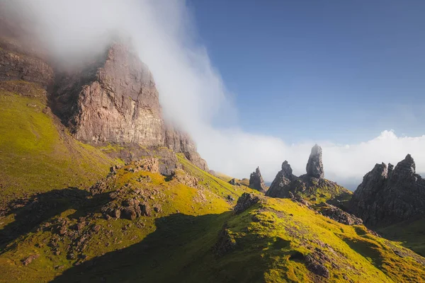 Ett Dimmigt Atmosfäriskt Stenigt Landskap Med Lågt Moln Vid Den — Stockfoto