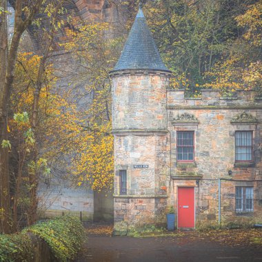Edinburgh, İskoçya 'daki Dean Village' da sonbahar renkleriyle süslenmiş tuhaf, eski bir 19. yüzyıl taş binası..