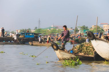 Can Tho, Vietnam 'daki Mekong Deltası' ndaki Hau (Bassac) nehri boyunca geleneksel örneklerin ticaretiyle hareketli yüzen bir pazar..
