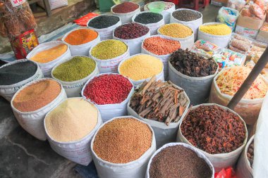 Hanoi şehrinin sokaklarında canlı, renkli, geleneksel bir Vietnam baharat pazarı..