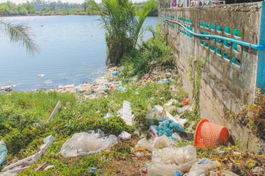 Ban Nem Tayland 'daki Bang Muang Nehri' nin kirli kıyıları boyunca çöplük atık alanı..