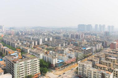 Çin 'in Baiyun Guangzhou banliyösündeki Huadu Bölgesi' nde hava kirliliği ve sisli şehir manzarası.