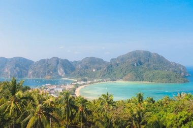 Tatil beldesi Tonsai Körfezi Sahili ve Tayland 'daki Andaman Denizi' ndeki Phi Phi Adaları 'ndaki Koh Phi Phi Don' a bakınız..