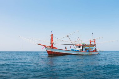 Tayland 'da Andaman Denizi' ndeki açık denizde bir balıkçı teknesi trolü..