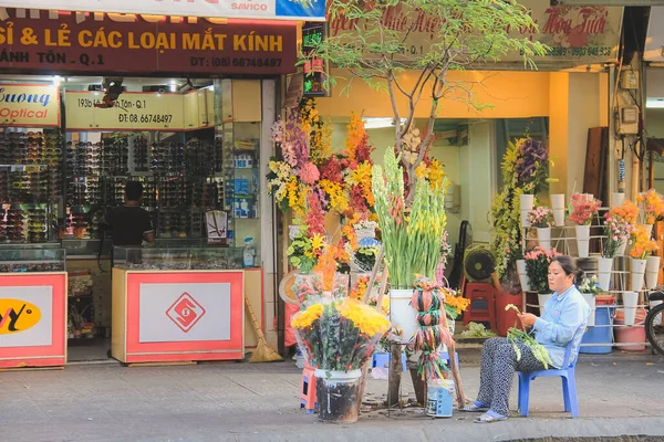 Florista Callejero Vietnamita Local Recorta Tallos Flores Las Calles Ciudad — Foto de Stock