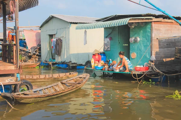 Vida Doméstica Vietnamita Local Con Mujeres Lavando Ropa Una Casa — Foto de Stock
