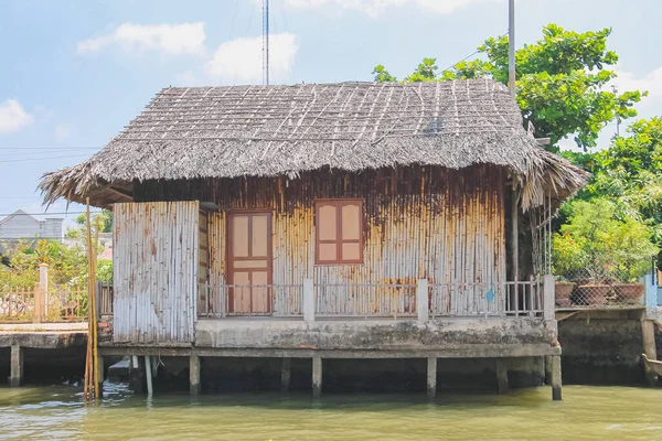 Casa Tradicional Vietnamita Con Techo Paja Largo Del Río Hau — Foto de Stock