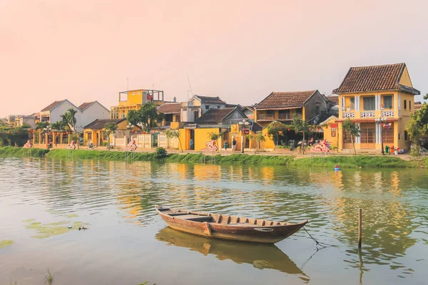 Barco Vietnamita Tradicional Solitario Río Thu Bon Durante Una Puesta — Foto de Stock