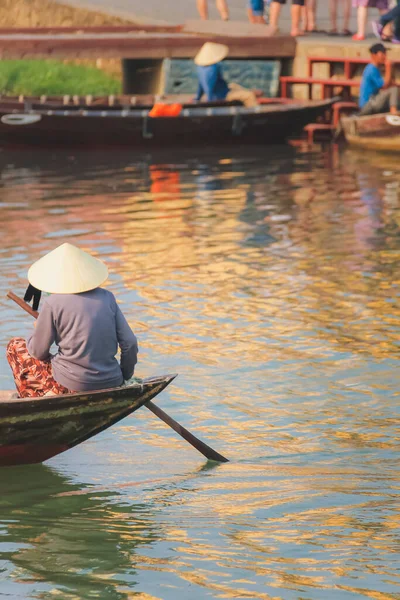 Una Mujer Vietnamita Local Con Tradicional Sombrero Hoja Cónica Non — Foto de Stock