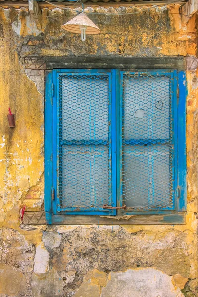 Uma Moldura Janela Azul Contra Edifício Vietnamita Amarelo Decadente Com — Fotografia de Stock