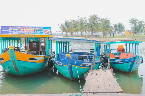 Lanchas Turísticas Vietnamitas Vibrantes Coloridas Tradicionales Amarradas Largo Del Río — Foto de Stock