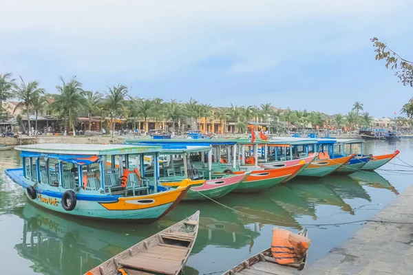 Lanchas Turísticas Vietnamitas Vibrantes Coloridas Tradicionales Amarradas Largo Del Río — Foto de Stock