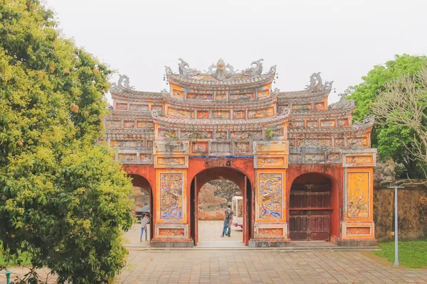 Antik Tarihi Hue Vietnam Kalesine Karmaşık Süslü Renkli Bir Kapı — Stok fotoğraf