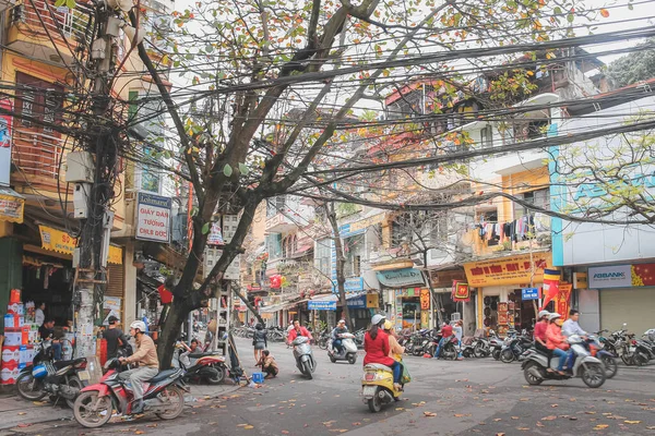 Los Vietnamitas Locales Vida Ciudad Largo Las Bulliciosas Coloridas Calles — Foto de Stock