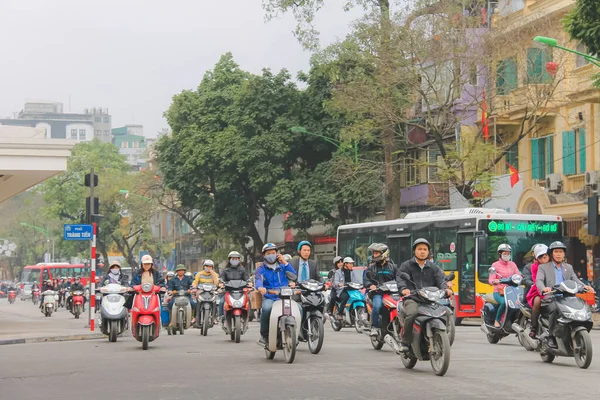 Tráfico Motos Personas Concurrida Carretera Urbana Como Automovilistas Vietnamitas Locales — Foto de Stock
