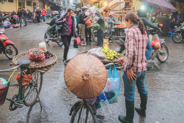 Vendedor Ambulante Vietnamita Local Vende Fruta Parte Trasera Bicicleta Día — Foto de Stock
