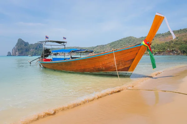 ピピ島の砂の熱帯のビーチでカラフルな伝統的なタイのロングテール漁船 — ストック写真