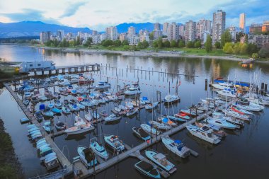 Burrard Civic Marina ve Sunset Beach 'in tekneleri üzerinde yaz akşamı manzarası İngiliz Körfezi' nde Vancouver, Britanya Kolumbiyası, Kanada şehir merkezi silüeti ile birlikte..