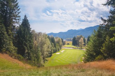 Kokanee Springs Golf Tatil Köyü 'nde yaz günü Crawford Körfezi, British Columbia, Kanada' daki Selkirk Dağları manzaralı..