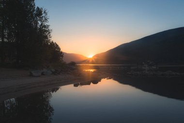 Güzel, sakin, huzurlu bir yaz günbatımı veya Nelson, British Columbia, Kanada 'daki Kootenay Gölü' nde gün doğumu