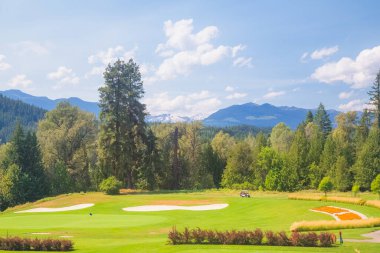 Kokanee Springs Golf Tatil Köyü 'nde yaz günü Crawford Körfezi, British Columbia, Kanada' daki Selkirk Dağları manzaralı..
