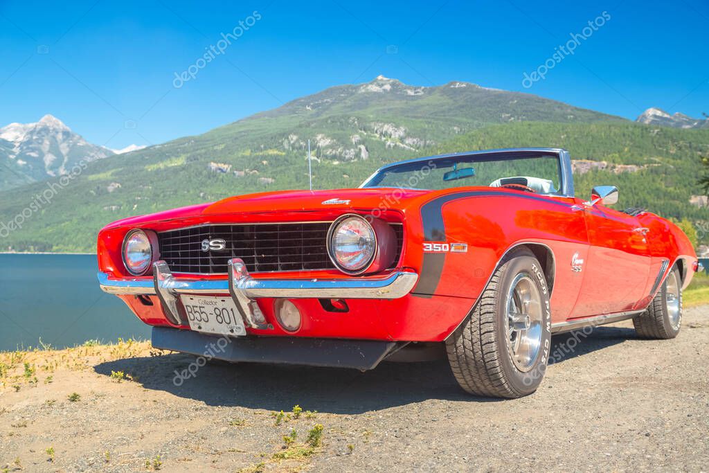 Un clásico vintage rojo 1969 Chevrolet Camaro SS 350 coche descapotable  estacionado junto al lago Kootenay en Kaslo, BC, Canadá en un día de  verano. 2023
