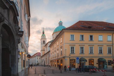 Slovenya 'nın başkenti Ljubljana' daki Aziz Niklas Katedrali üzerinde altın saat gün batımı.